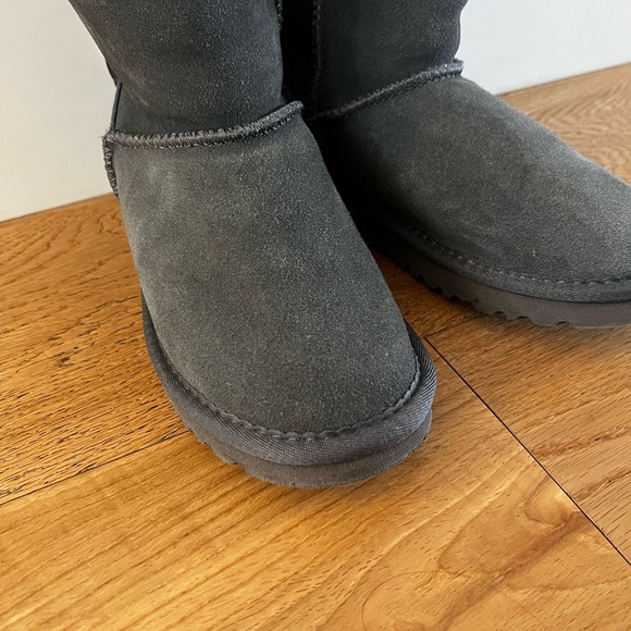 New kids grey Bailey Bow Tall UGG size 3 kids, or 5 women’s - Picture 2 of 4